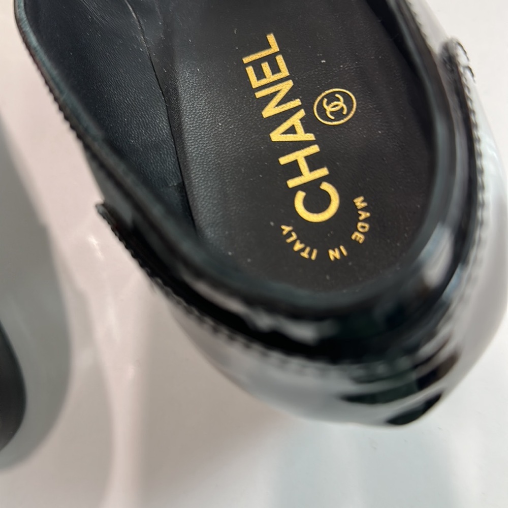 CHANEL Black and Cream Heels - Picture 3 of 12